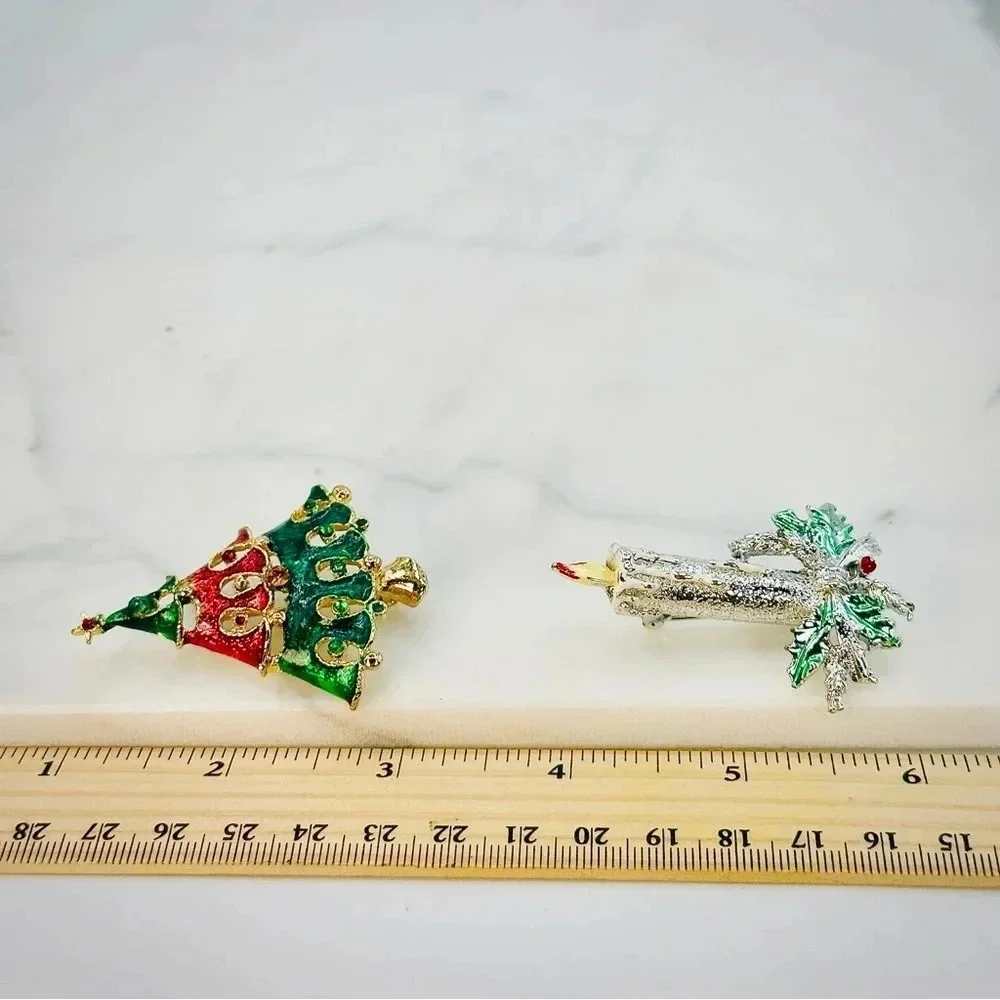 2 Vintage Christmas Brooches Jeweled Christmas Tree Candle Signed Gerrys… - Picture 11 of 12